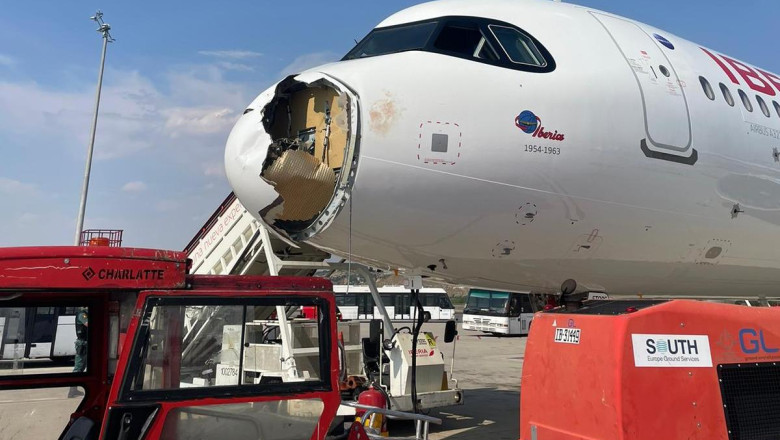 Panică la bordul unui avion care zbura spre Paris. O parte din botul aeronavei, smuls în zbor