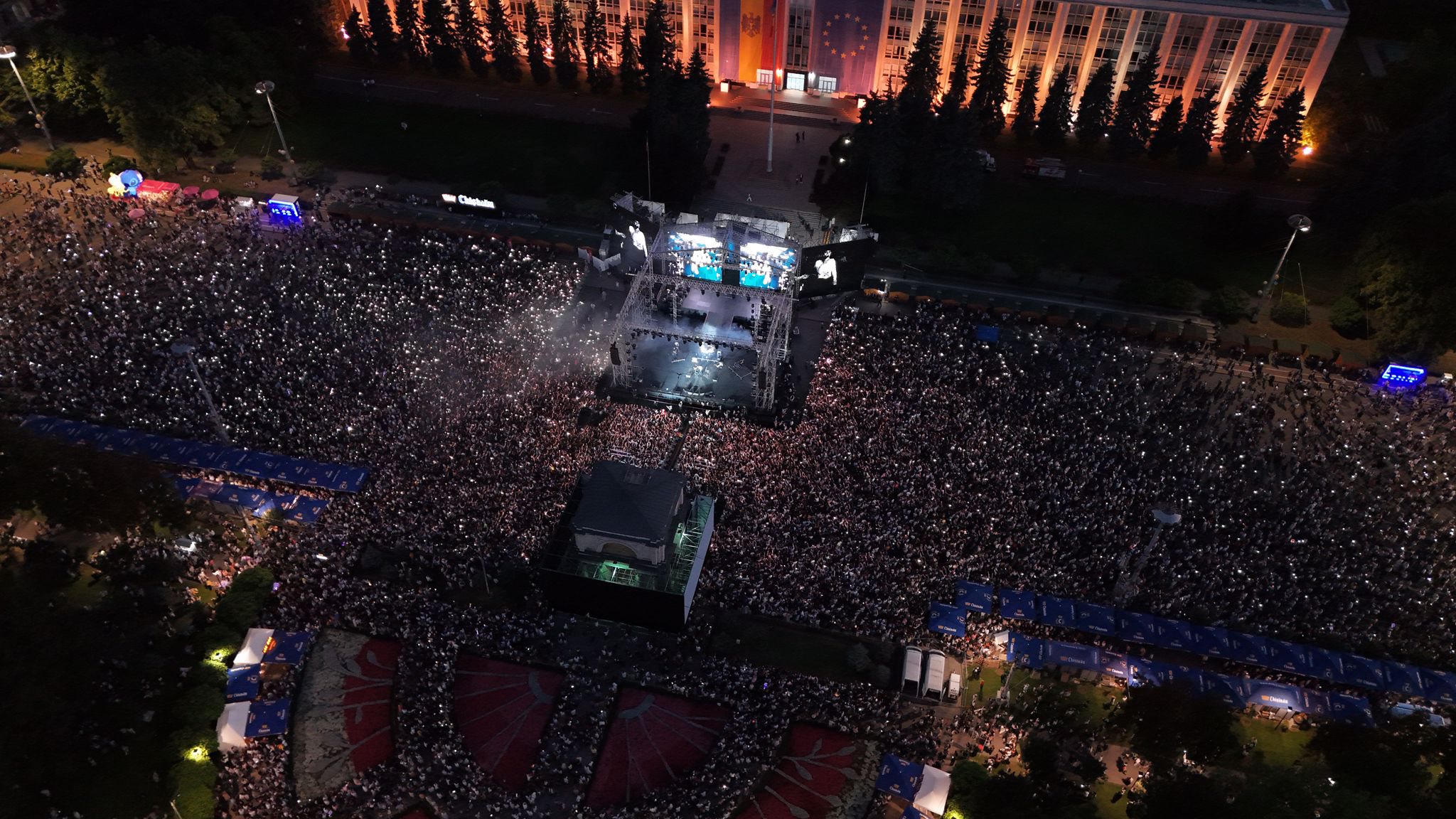 FOTO Peste 90 de mii de oameni au participat la concertul din PMAN, dedicat Zilei Independenței