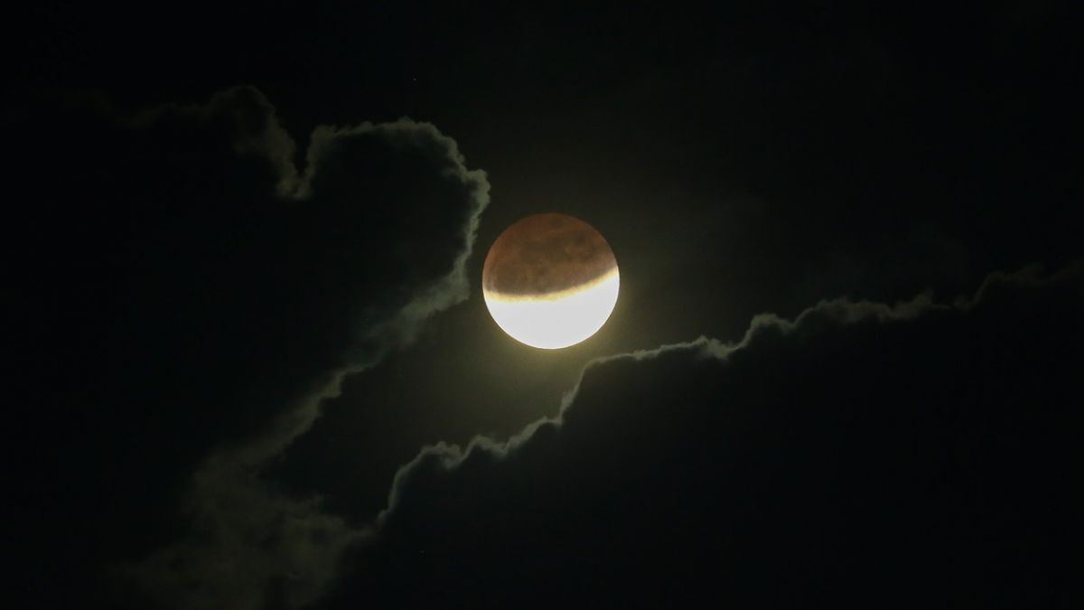 Eclipsă totală de lună pe 7 septembrie. Fenomenul va fi vizibil și în Moldova