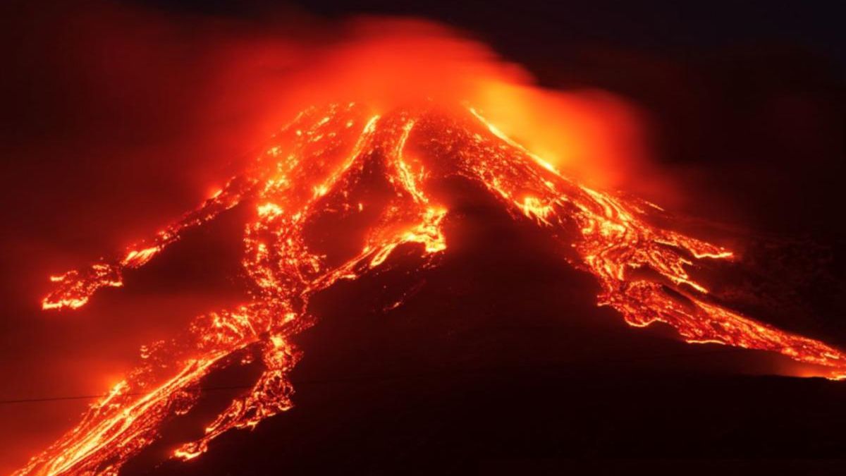 Vulcanul Etna a erupt din nou. În sudul Italiei a fost emisă alertă aeriană
