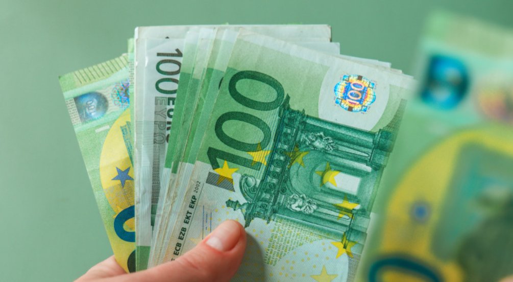 Un chișinăuian care nu a declarat în vamă 100.000 euro, condamnat. PCCOCS vrea confiscarea banilor în folosul statului