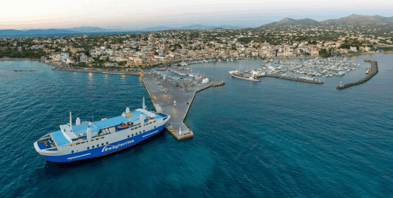 Vânturile violente din Grecia au blocat în porturi feriboturile. Călătoriile a zeci de mii de turişti, perturbate