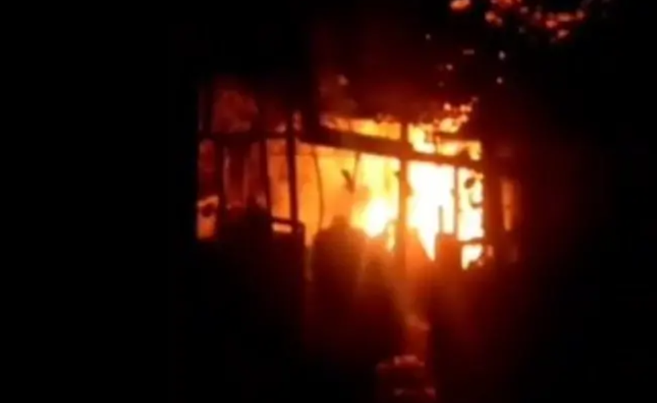 Incendiu puternic la Sadova. Un bărbat a ars de viu. Au intervenit trei echipe de pompieri