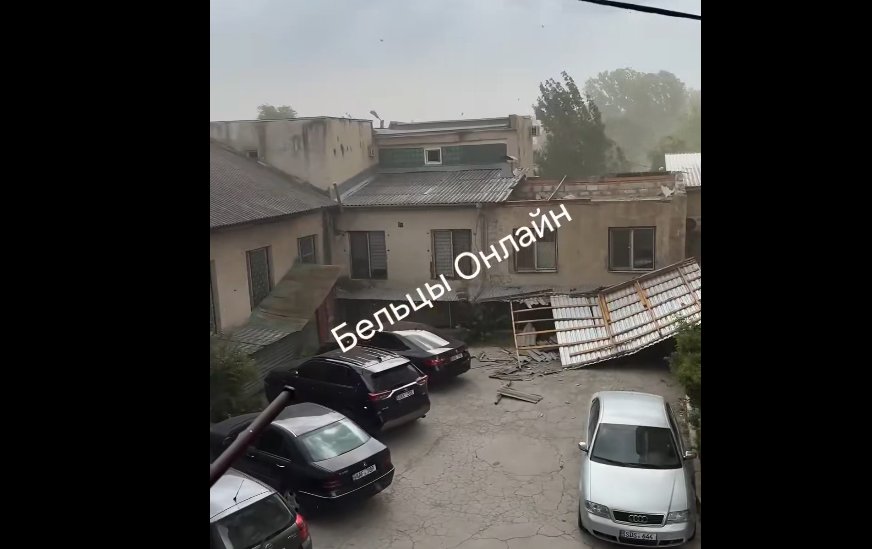 VIDEO Furtuna face ravagii la Bălți. Acoperiș smuls de pe o clădire, crengi rupte și copac doborât