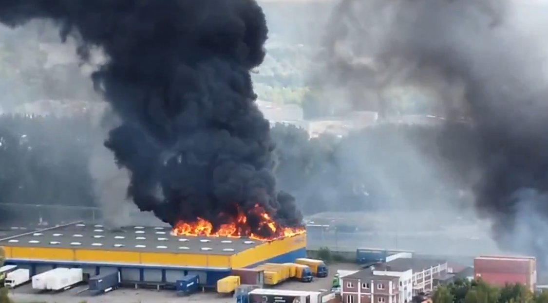 VIDEO Incendiu puternic în portul Hamburg. S-au produs mai multe explozii și au intervenit zeci de pompieri