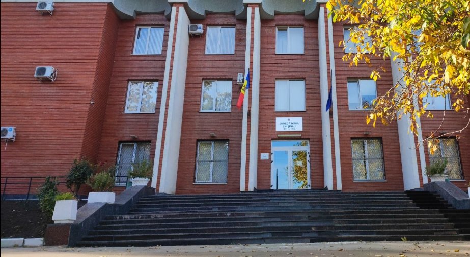 Judecătorii au protestat cu banderole albe. Aceștia cer salarii mai mari