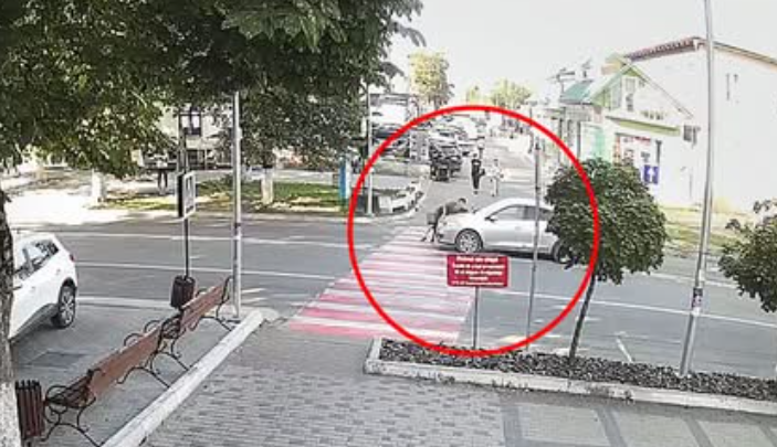 IMAGINI ȘOCANTE. Momentul în care o femeie este spulberată de o mașină, la Edineț