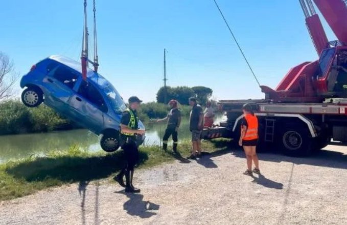 Clipe de groază pentru o familie de moldoveni. Fiul de 6 ani, blocat în mașina scufundată într-un râu