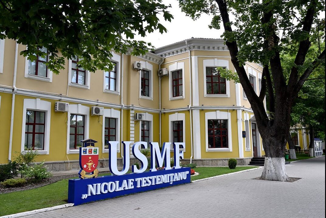 Cozi la Universitatea de Medicină: viitorii doctori și-au depus actele în original