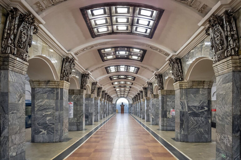 VIDEO Nouă regulă în Sankt Petersburg: Fără acces în metrou dacă dispozitivele electronice sunt descărcate