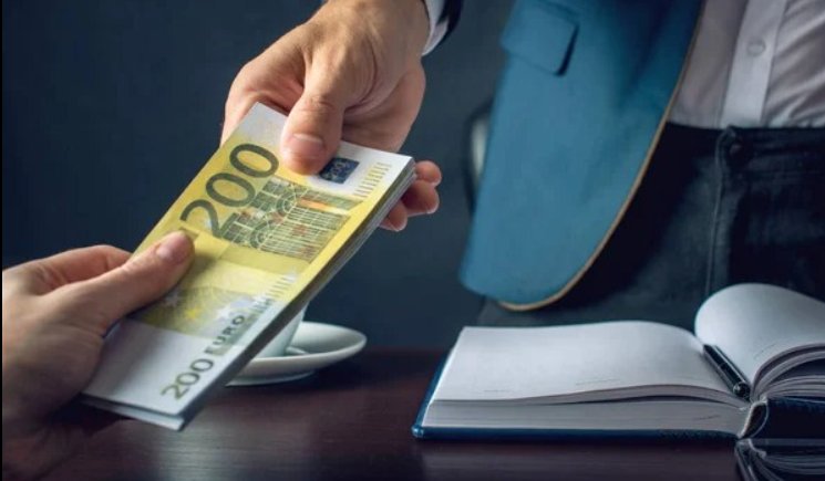 Ar fi pretins mită de 3.000 de euro. Un avocat din Chișinău, cercetat de CNA