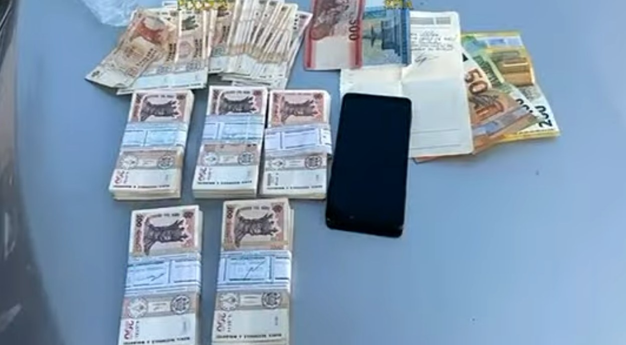 VIDEO Mită de 100.000 de lei. Un angajat al IP Rîșcani și un complice, reținuți de procurorii PCCOCS