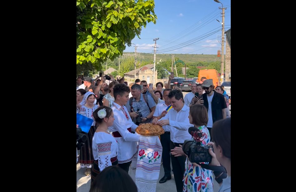 VIDEO Nicușor Dan și Maia Sandu, întâmpinați cu aplauze, pâine și sare la Mașcăuți