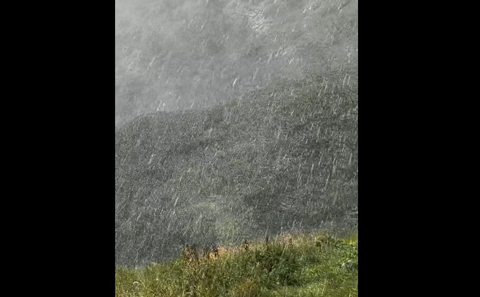 VIDEO Zăpadă în luna august. A nins în Munții Rodnei din România