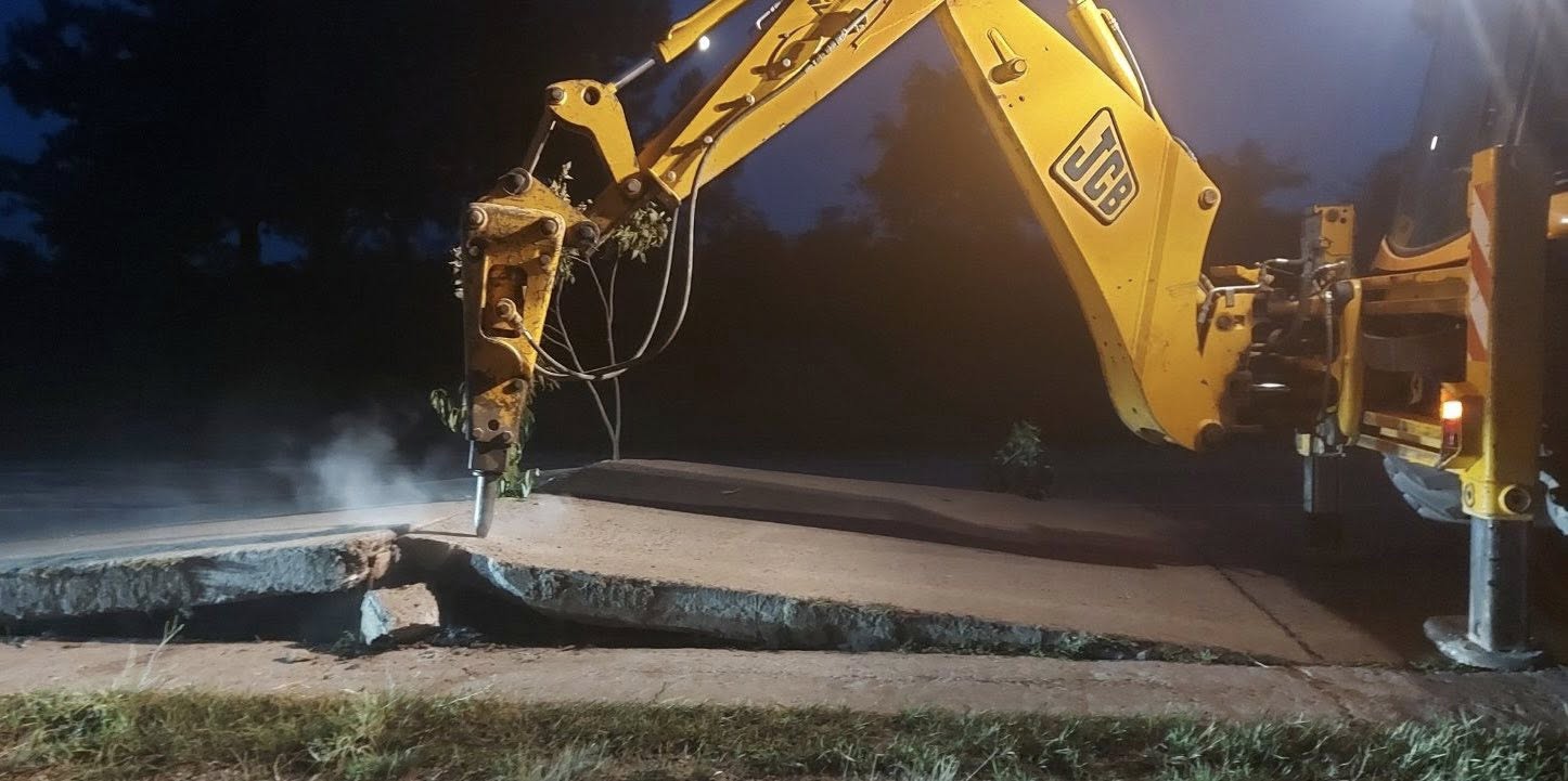 Atenție, șoferi!Pericol pe drumul național M5: Mai multe plăci de beton s-au ridicat din cauza căldurii extreme