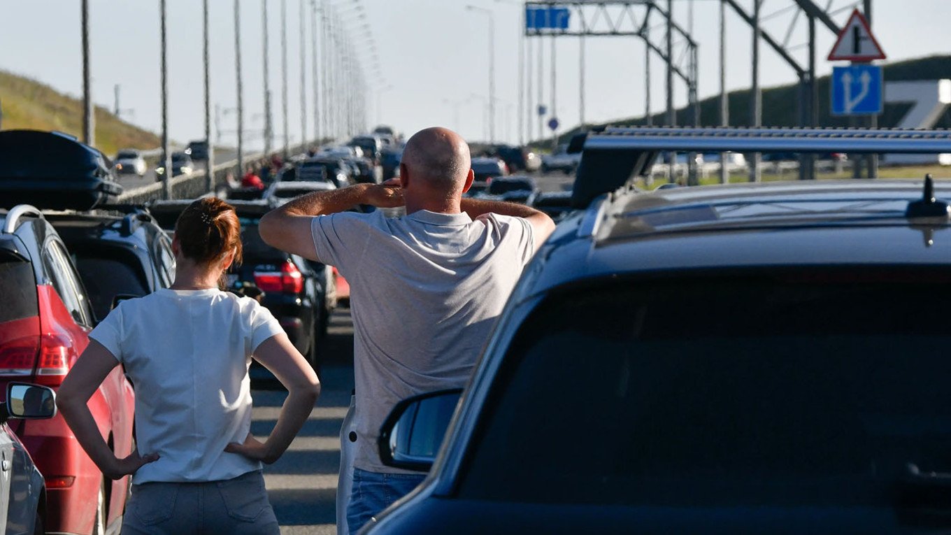 Haos pe podul Crimeea: Cozi de peste 30 de kilometri și mii de vehicule blocate