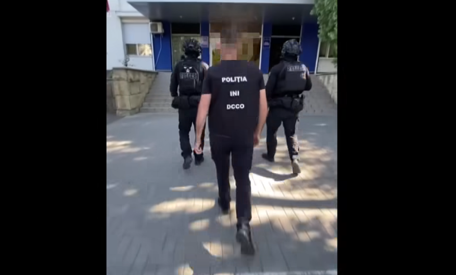 VIDEO Un bărbat, șantajat de patru indivizi pentru a-l determina să cedeze cota-parte deținută în cadrul unui SRL