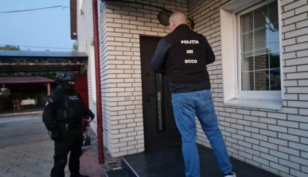 VIDEO Percheziții la Ungheni, într-un dosar de spălare a banilor în proporții mari. Ce au ridicat oamenii legii