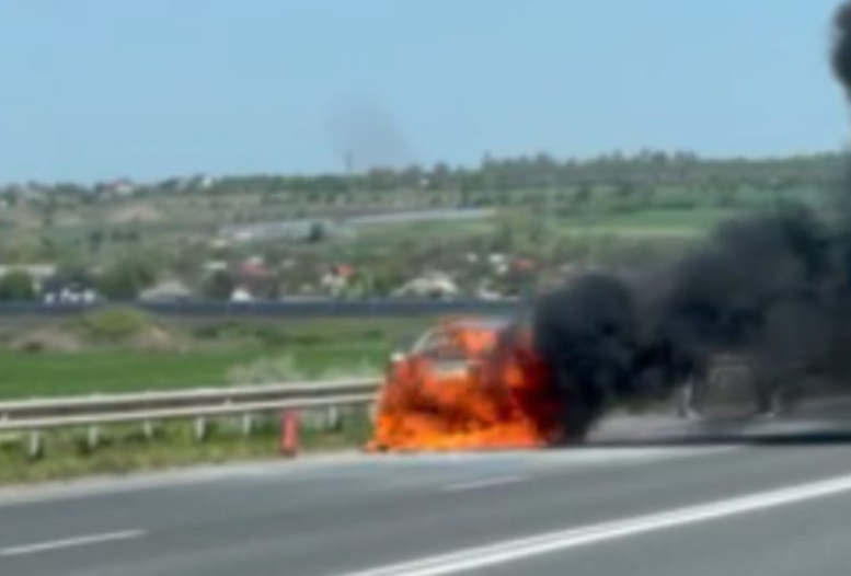 VIDEO Flăcări uriașe la Colonița. Un automobil a ars ca o torță