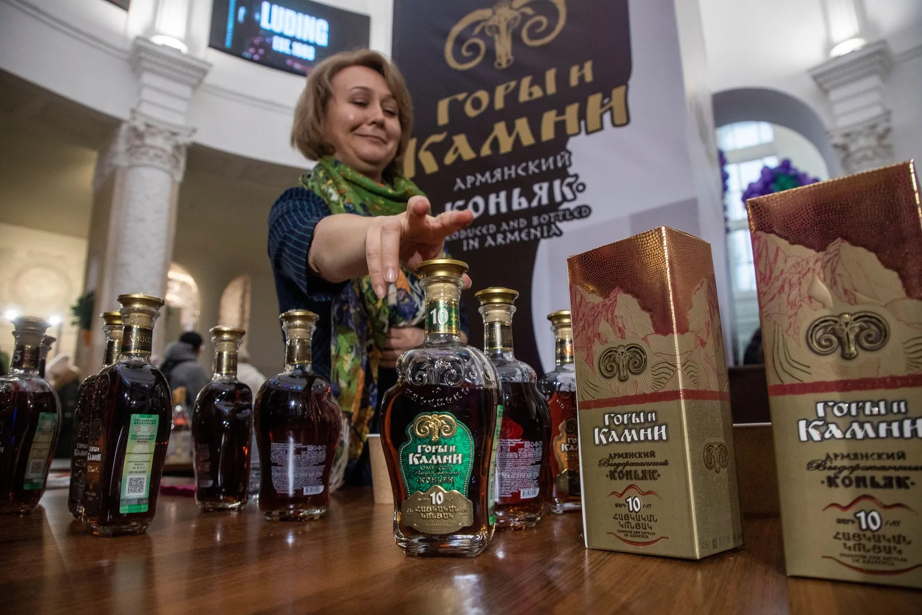 Zece oameni au murit după ce au consumat alcool contrafăcut vândut într-o piață din Soci, Rusia