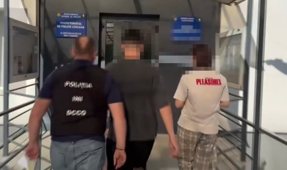 VIDEO O tânără și concubinul său, reținuți pentru trafic de droguri, în valoare de 400.000 de lei