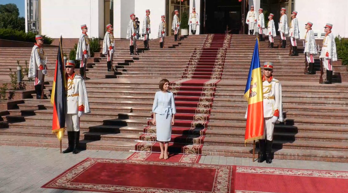 FOTO Macron, Merz, și Tusk au ajuns la Chișinău. Liderii europeni, întâmpinați cu onoruri militare la Președinție