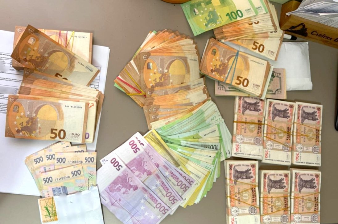 Percheziții și 5 reținuți în dosare de delapidare a averii străine și spălare de bani în domeniul reparației drumurilor