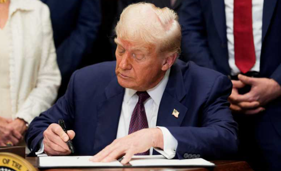 Trump impune taxe vamale exorbitante pentru mărfurile din zeci de ţări