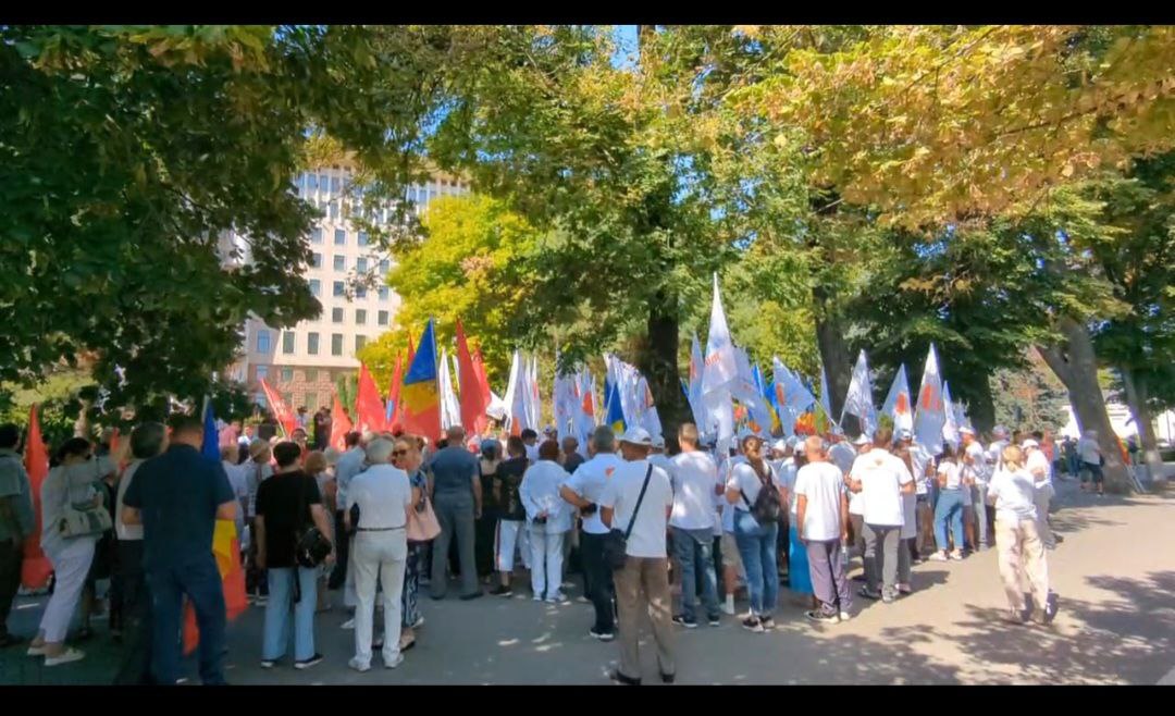 VIDEO Protest la Parlament, unde noii judecători ai Curții Constituționale depun jurământul. Reacția lui Grosu