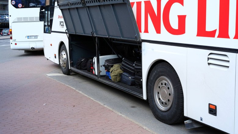 Revoltător. Și-a ascuns fetița de 2 ani într-o valiză și a băgat-o în compartimentul pentru bagaje al unui autobuz