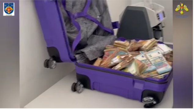 Bărbatul prins cu jumătate de milion de euro în valiză, la Vama Sculeni, condamnat la închisoare