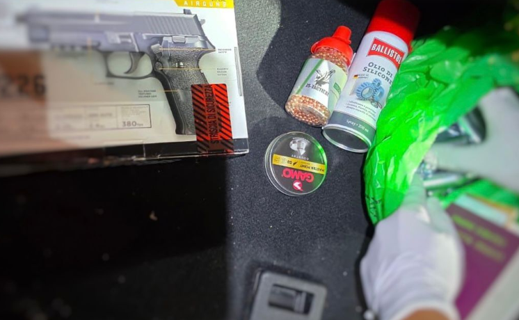 Un moldovean a încercat să treacă Vama Leușeni cu un pistol pneumatic și sute de proiectile