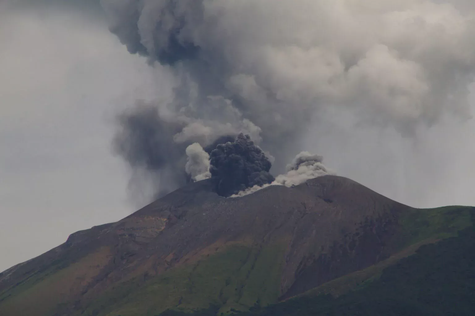 Pentru prima dată în aproape 300 de ani, şapte vulcani au erupt simultan în Kamceatka, după cutremurul de 8,8 