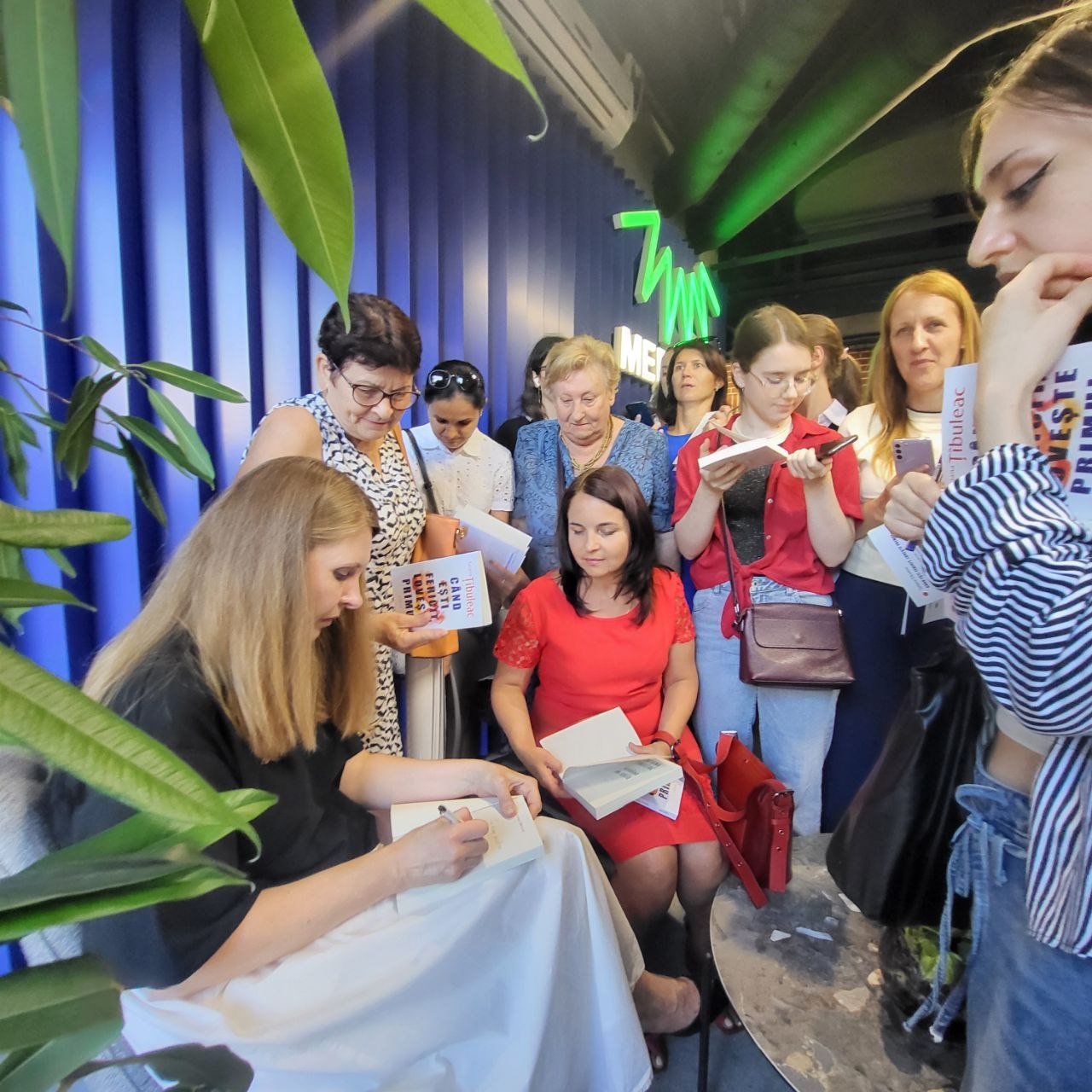 Tatiana Țîbuleac a cucerit publicul la Bookfest. Zeci de cititori au stat la coadă pentru a cumpăra noua carte