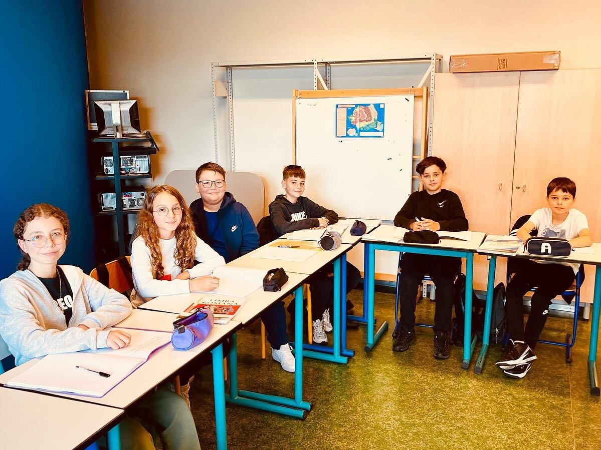 Program-pilot în școlile franceze: elevii vor învăța limba română
