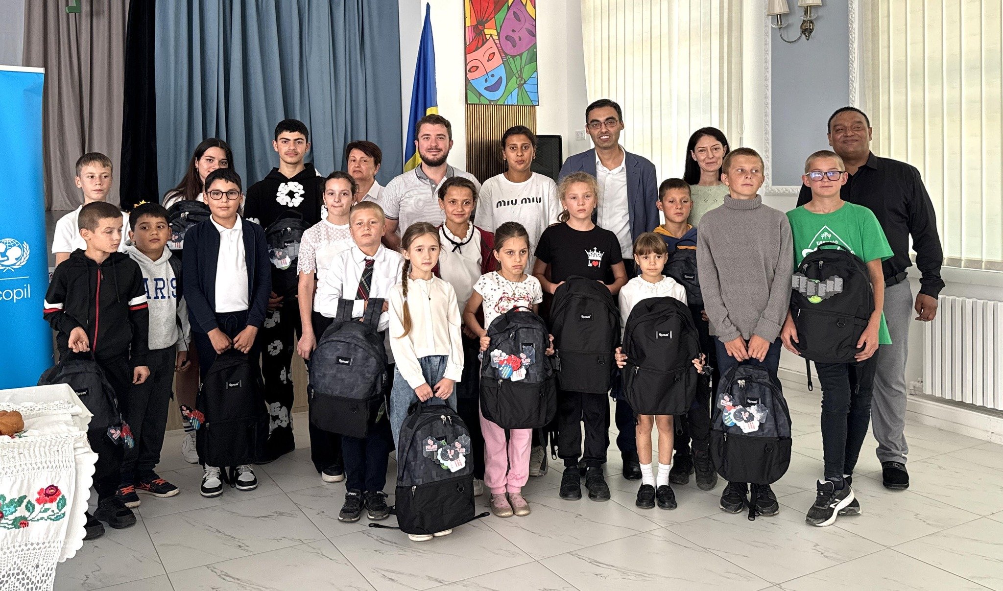 20 de elevi de etnie romă din Mingir au primit ghiozdane și rechizite noi