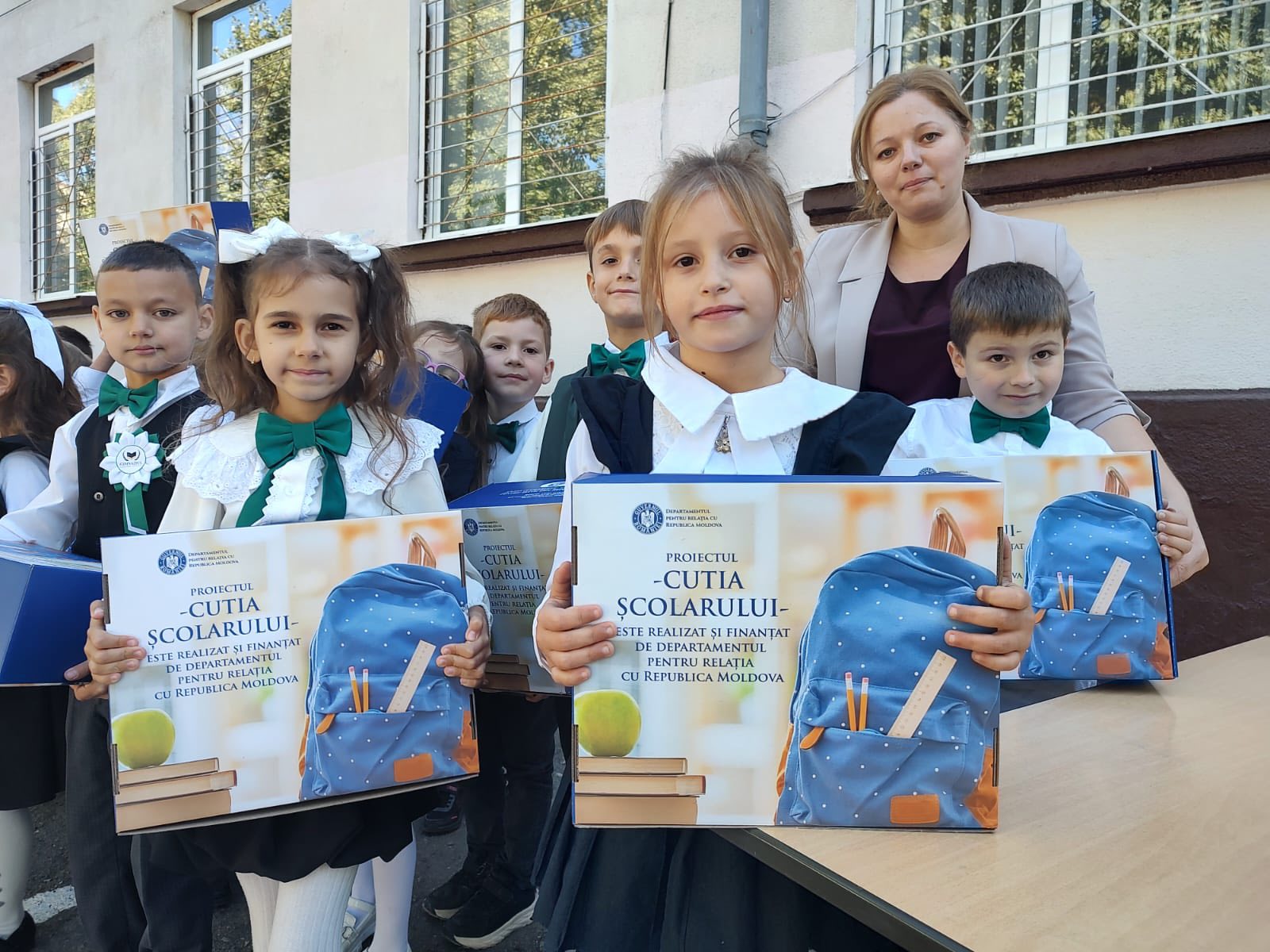 „Cutia preșcolarului și a școlarului” a ajuns la copiii din Telenești și Bălți