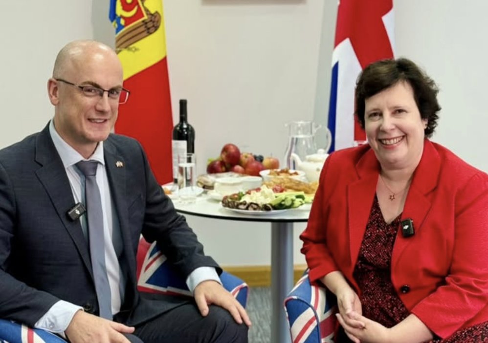 Prezentare cu gust: Ambasada Marii Britanii îl întâmpină pe Bob Easton la o masă moldovenească