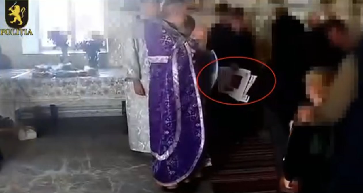 Preot din Hîncești, prins împărțind ziare tipărite clandestin, cu mesaje denigratoare