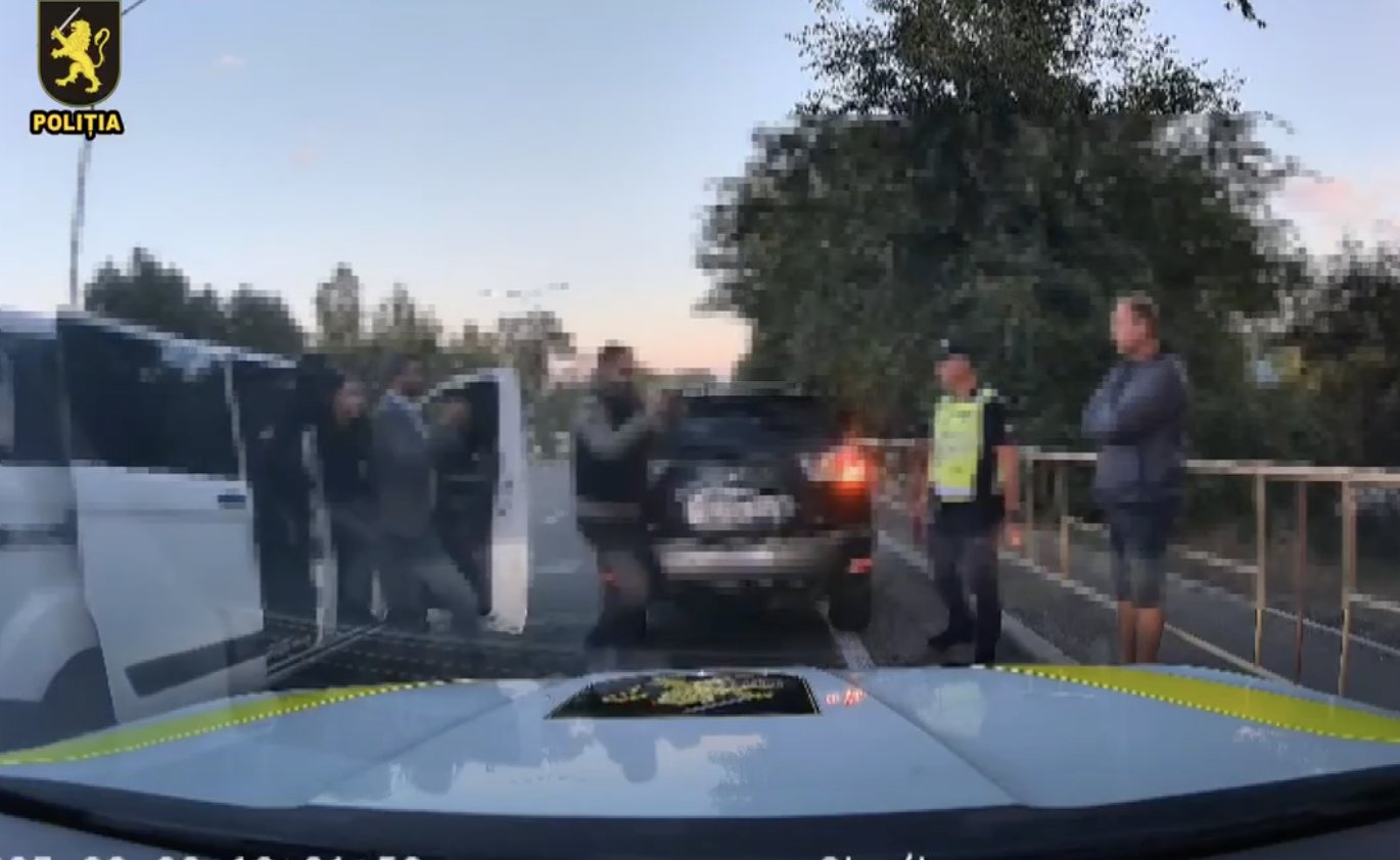 Trei persoane, reținute pentru pregătirea destabilizărilor după alegeri