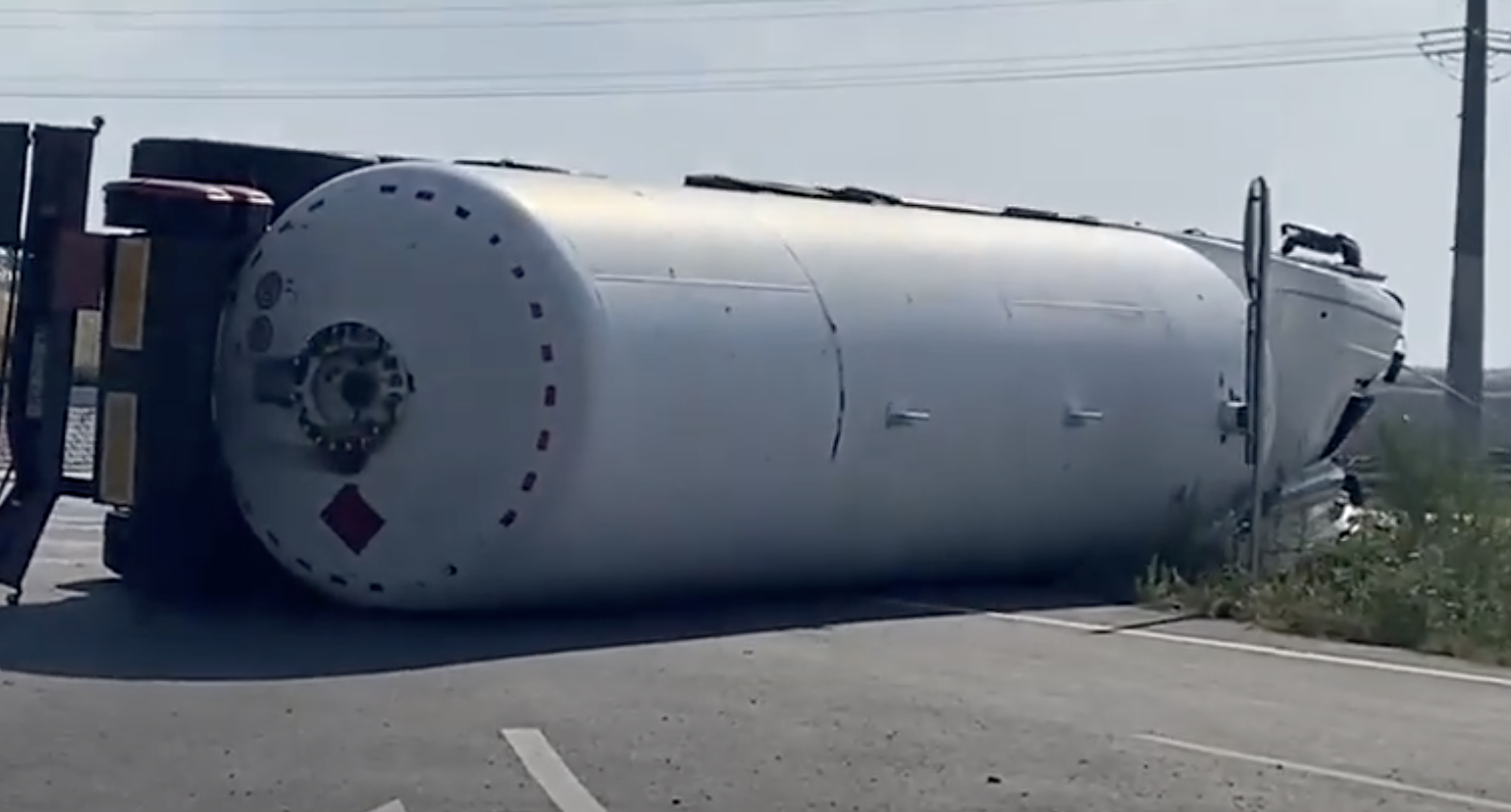 Situație de urgență în Vaslui: O autocisternă cu 19 000 litri de gaz metan, condusă de un moldovean, s-a răsturnat