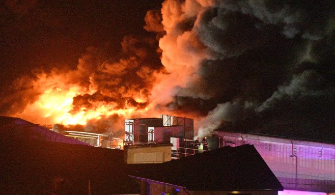 Incendiu puternic la un depozit din Sectorul 2 din București. Fumul a acoperit orașul, intervențiile continuă