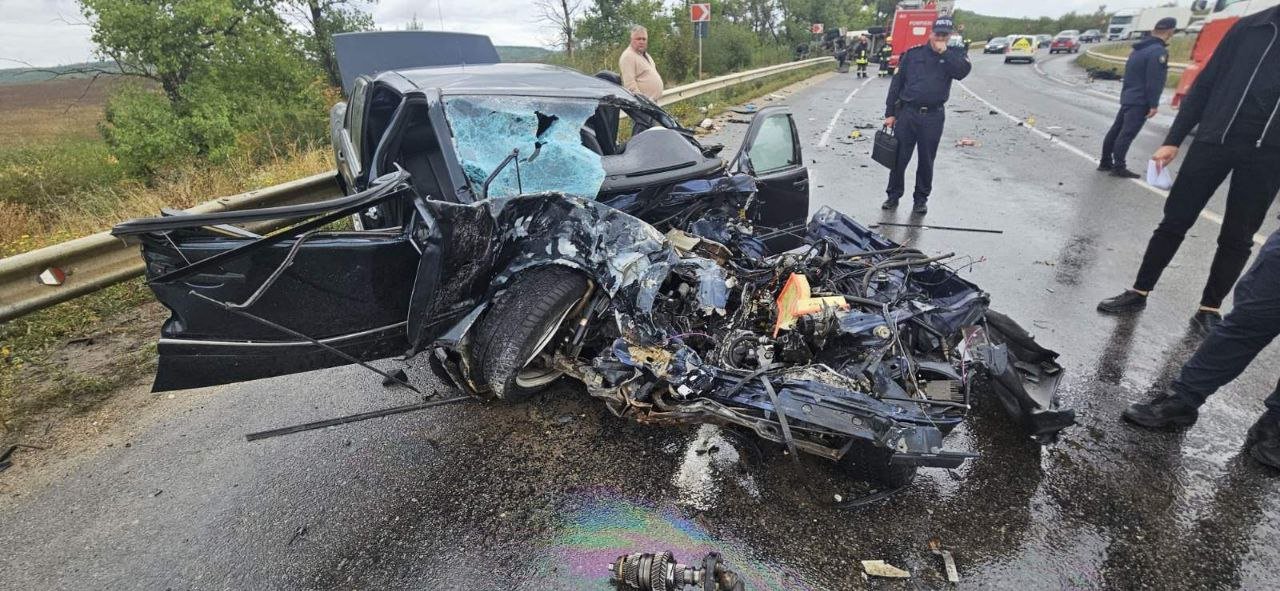 FOTO Accident grav pe șoseaua Bălți-Chișinău, soldat cu două victime. O mașină, transformată într-un morman de fiare