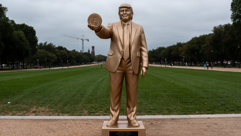 Statuie aurie cu Donald Trump și un Bitcoin, instalată lângă Capitoliu
