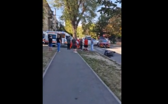 Accident în Capitală, soldat cu o victimă. O motocicletă s-a lovit violent cu o mașină