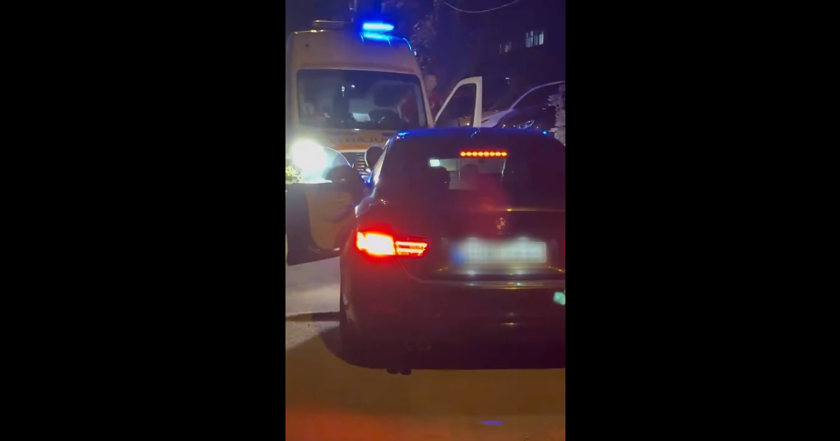 Un șofer nu a acordat prioritate și s-a dat în spectacol în fața unei ambulanțe. Poliția l-a sancționat