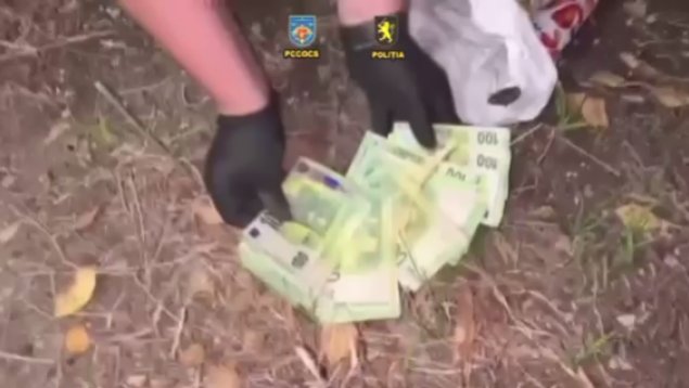 VIDEO Captură de 10.000 de euro falși lângă o instituție din Ialoveni. Doi suspecți au fost reținuți
