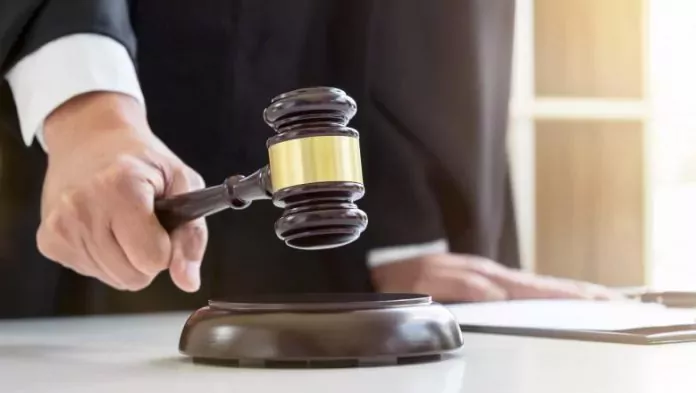 Prejudiciu de 250.000 lei. Un chișinăuian care a înșelat clienți cu mașini „ieftine”, condamnat, însă dat în căutare