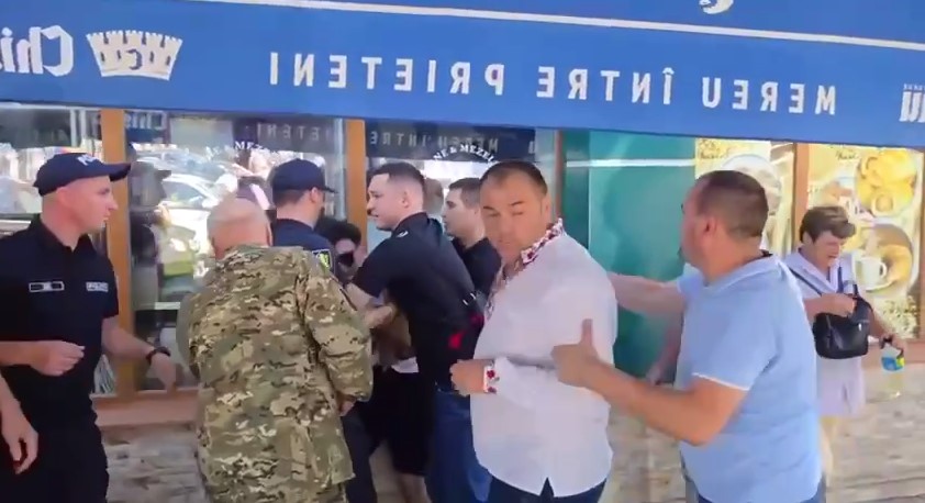 Membri ai grupării ”ȘOR”, cercetați pentru huliganism și ultragierea polițiștilor în urma unui protest violent la Orhei