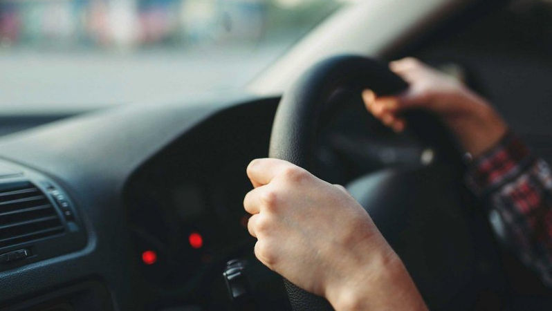 Pericol pe străzile din Capitală. Un bărbat a urcat drogat la volan